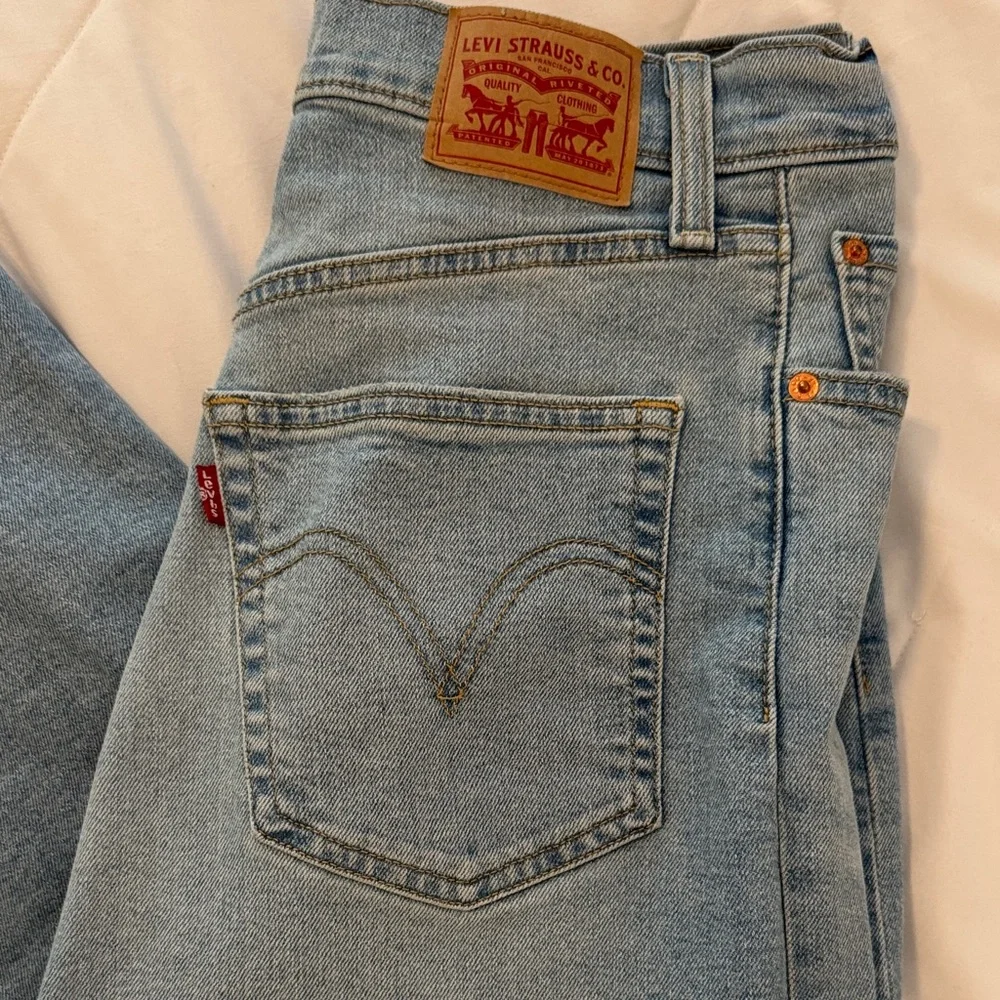 Levi's Ribcage Straight Ankle Jeans - Picture 5 of 8